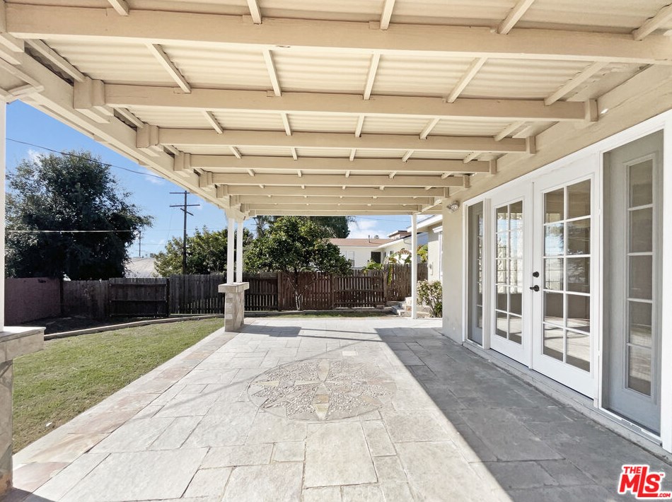 1110 127th St, Los Angeles CA  90044-1020 exterior