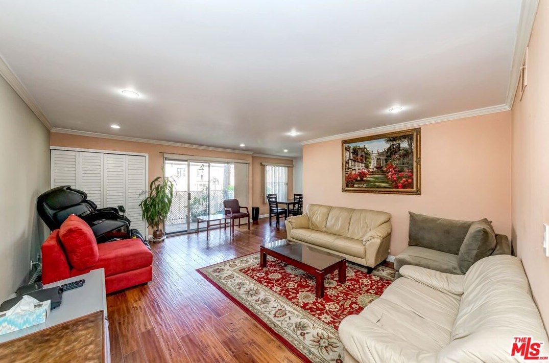 433 Manhattan Pl, Los Angeles, CA 90020-4168
