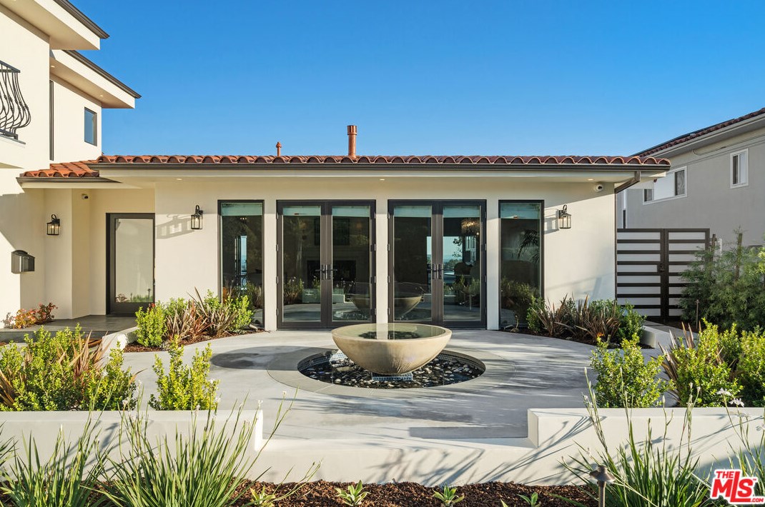 5264 Los Encantos Way, Los Angeles CA  90027-1020 exterior