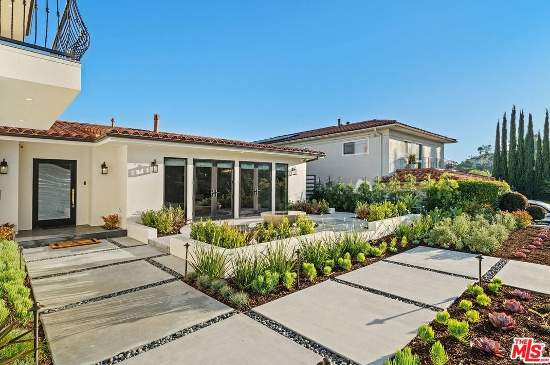 5264 Los Encantos Way, Los Angeles, CA 90027