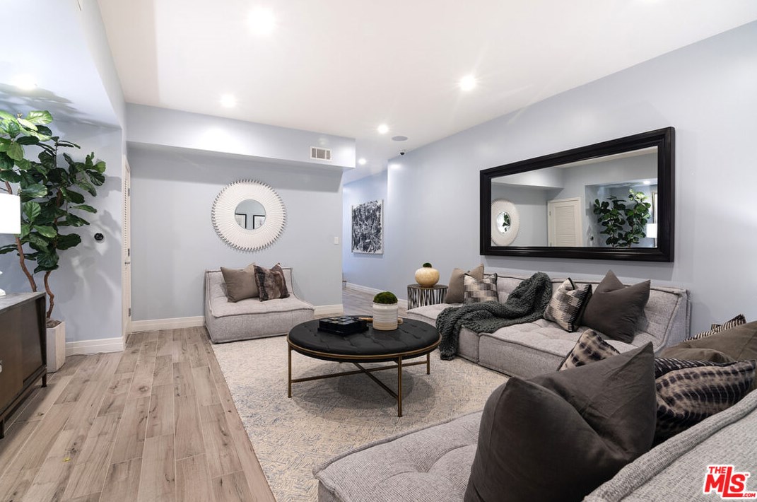 430 Highland Ave, Los Angeles CA  90036-2628 exterior