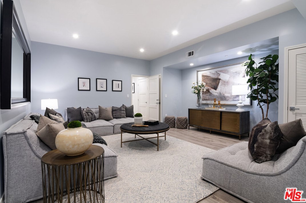430 Highland Ave, Los Angeles CA  90036-2628 exterior