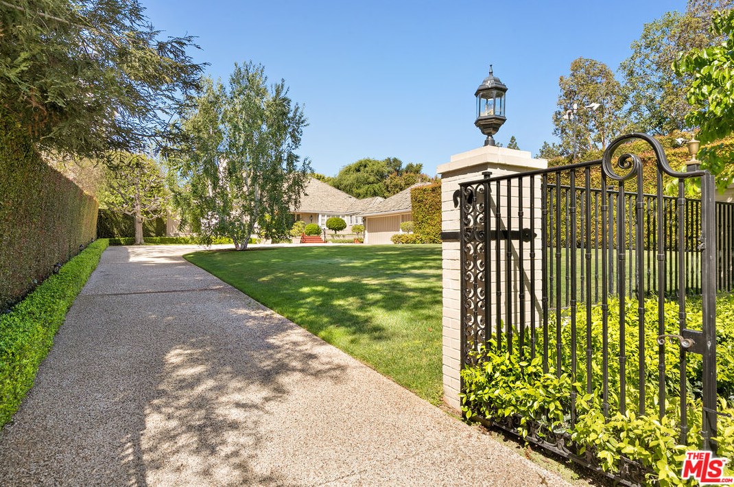 521 Bristol Ave, Los Angeles, CA 90049-2609