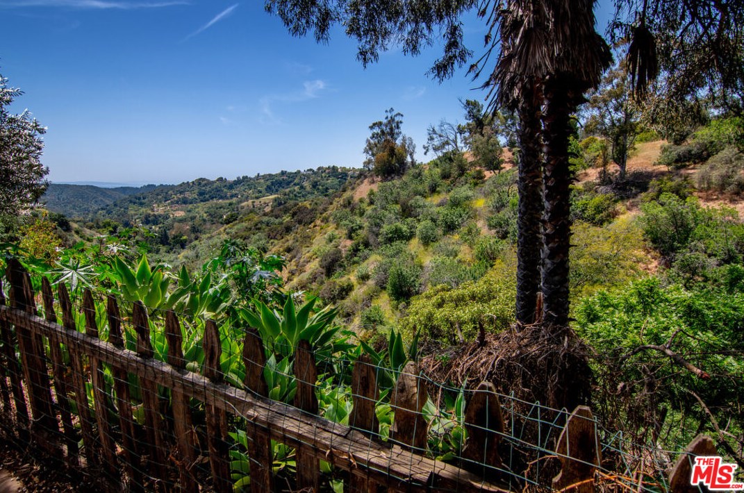 3197 Benedict Canyon Dr, Beverly Hills, CA 90210-1032