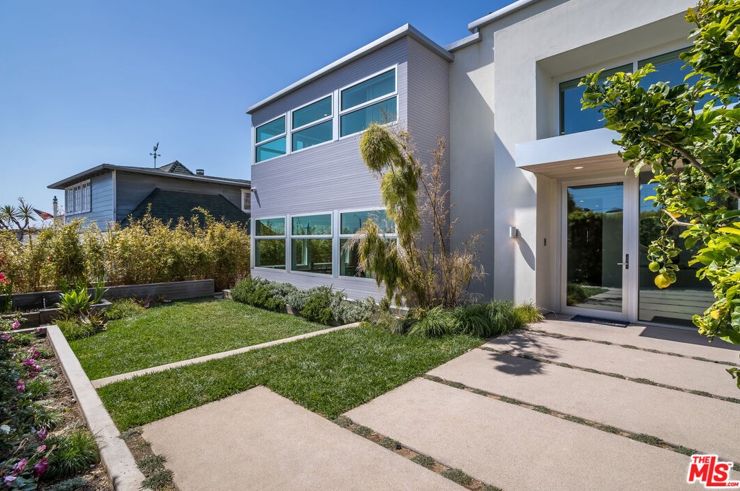 2240 Monterey Blvd, Hermosa Beach, CA 90254-2632