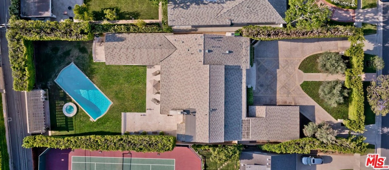 711 N Oakhurst Dr, Beverly Hills, CA 90210