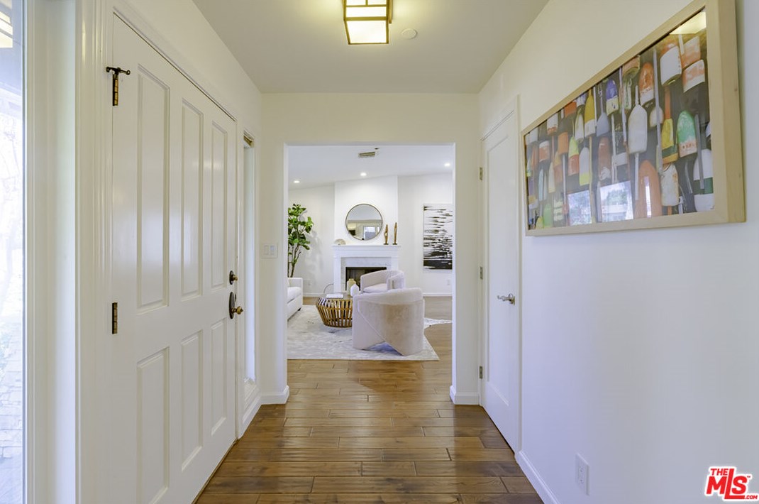 1245 Ogden Dr, Los Angeles CA  90019-2428 exterior