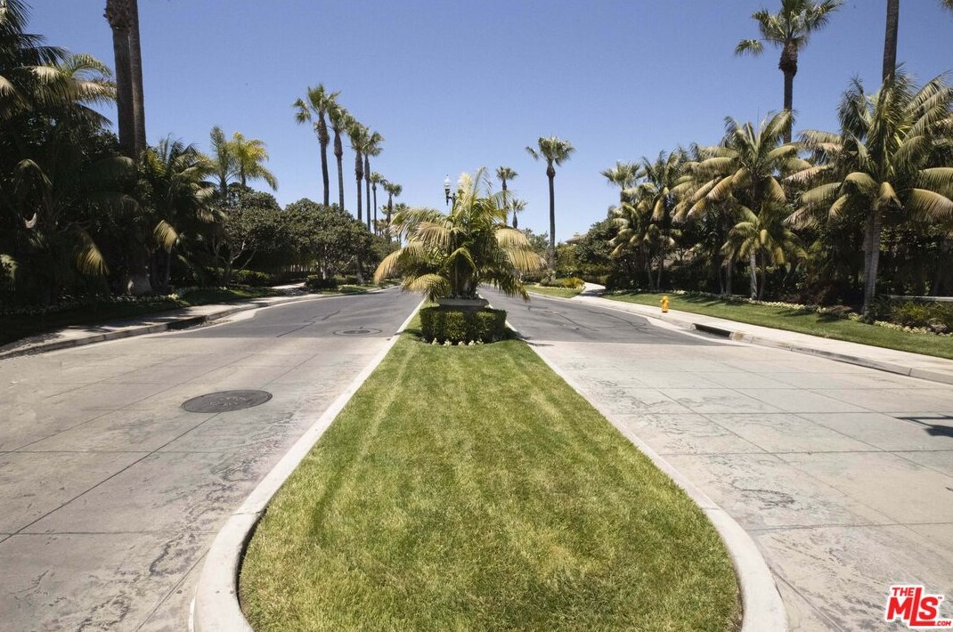 6236 Seabourne Dr, Huntington Beach, CA 92648-7523