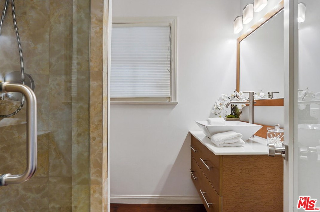 11348 Thurston Cir, Los Angeles CA  90049-2424 exterior