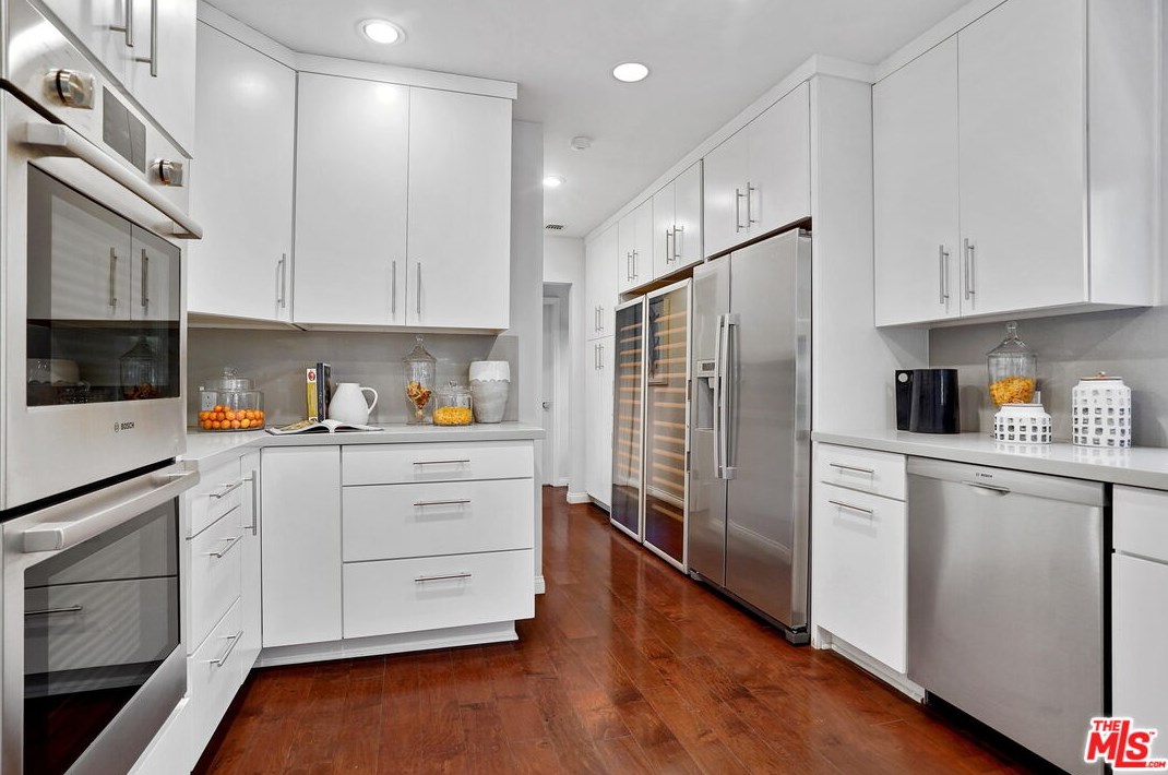 11348 Thurston Cir, Los Angeles CA  90049-2424 exterior