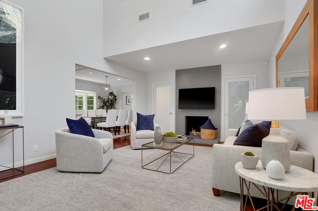 11348 Thurston Cir, Los Angeles CA  90049-2424 exterior