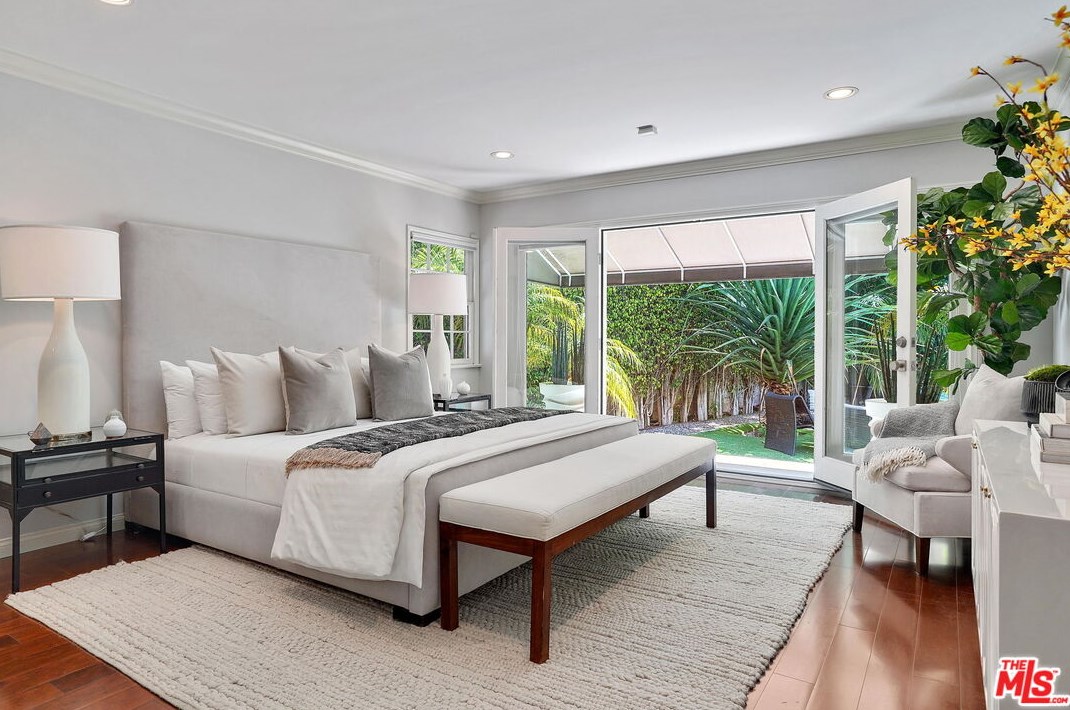 11348 Thurston Cir, Los Angeles CA  90049-2424 exterior