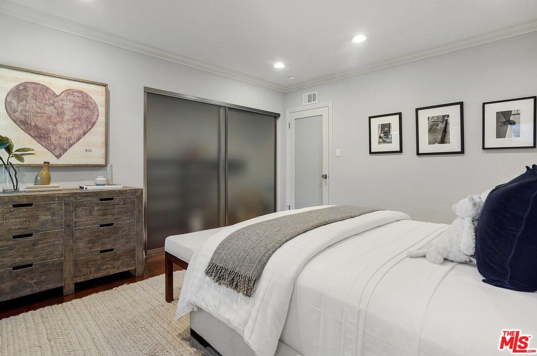 11348 Thurston Cir, Los Angeles CA  90049-2424 exterior