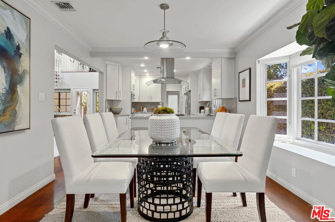 11348 Thurston Cir, Los Angeles CA  90049-2424 exterior