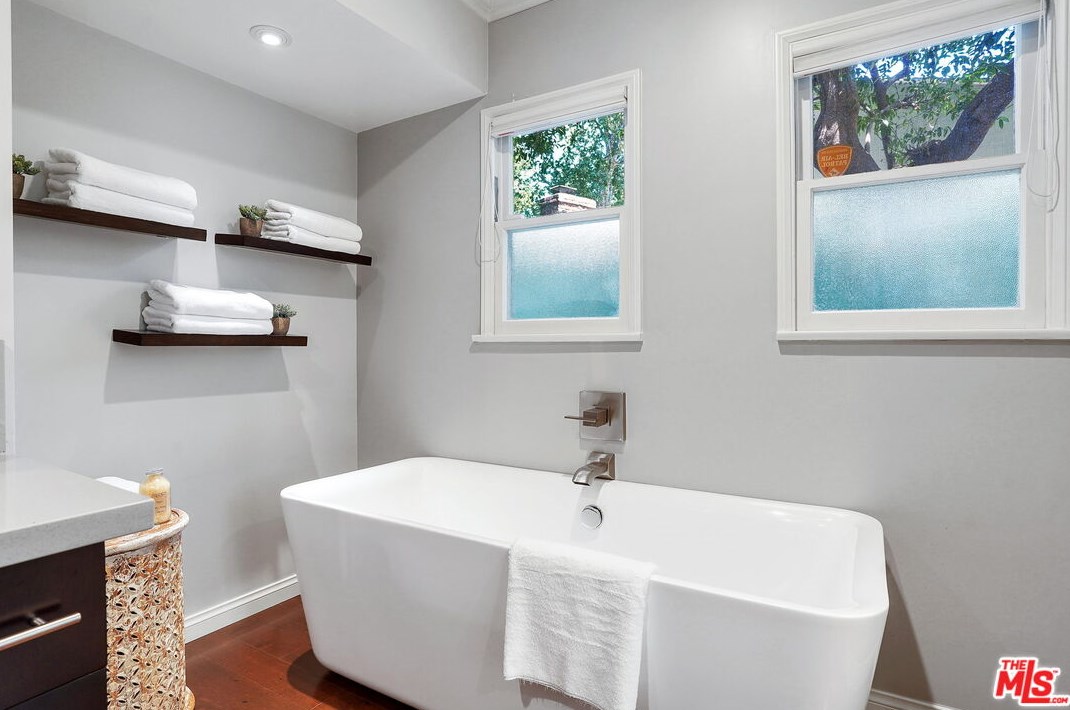 11348 Thurston Cir, Los Angeles CA  90049-2424 exterior