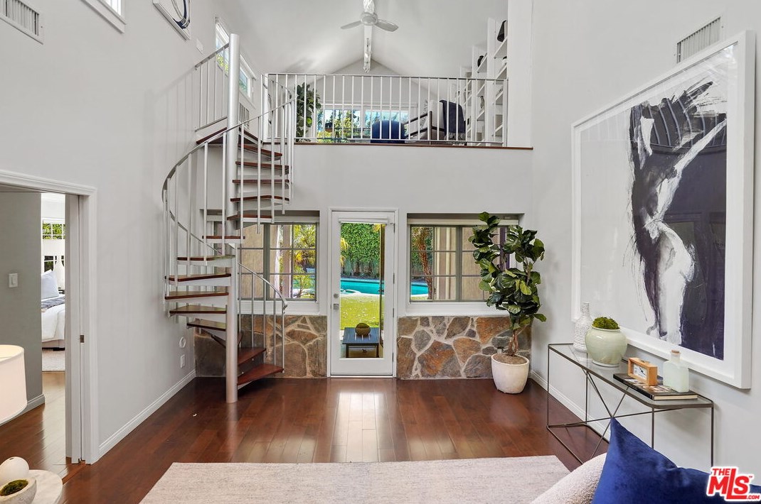 11348 Thurston Cir, Los Angeles CA  90049-2424 exterior