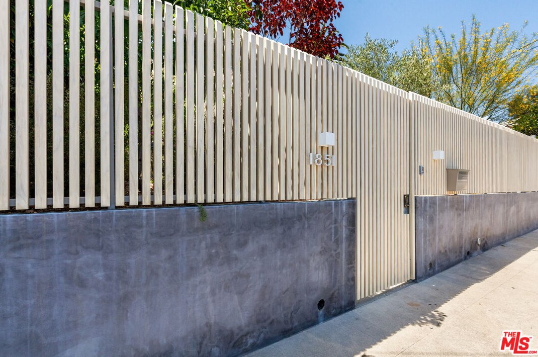 1851 Lobdell Pl, Los Angeles, CA 90026-1719