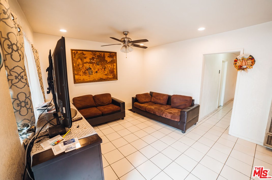 11608 Archwood St, North Hollywood, CA 91606