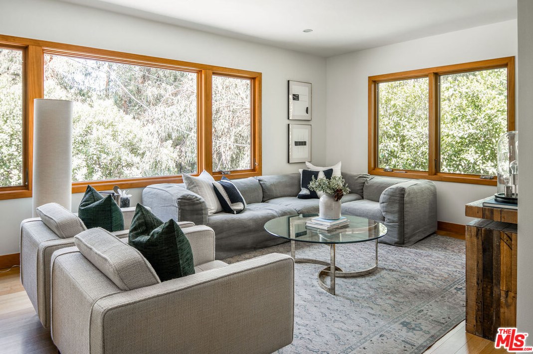 9616 Highland Gorge Dr, Beverly Hills, CA 90210-2317