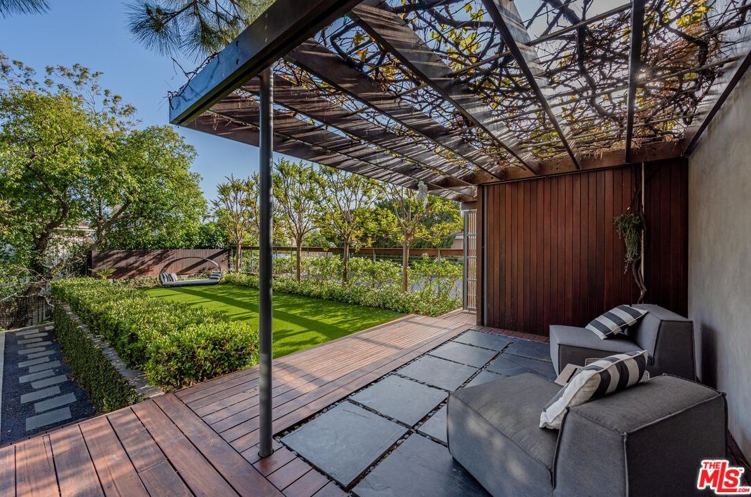 1140 Roberto Ln, Los Angeles CA  90077-2303 exterior