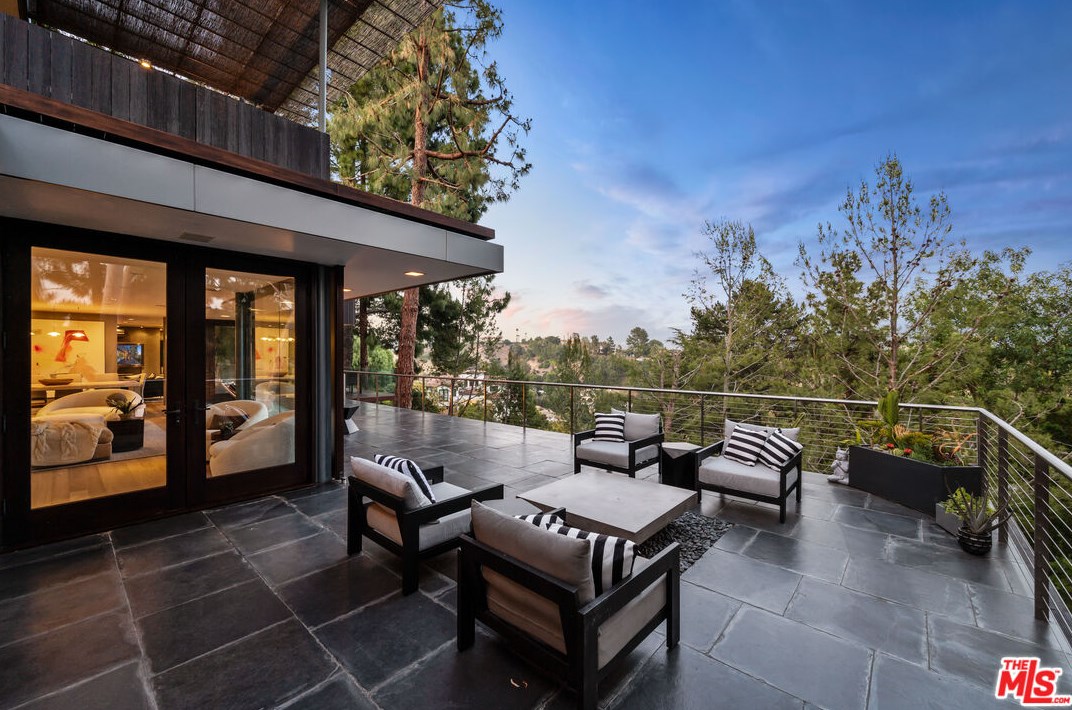 1140 Roberto Ln, Los Angeles CA  90077-2303 exterior