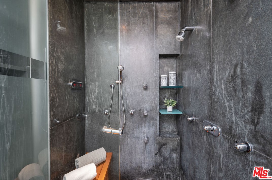 1140 Roberto Ln, Los Angeles CA  90077-2303 exterior