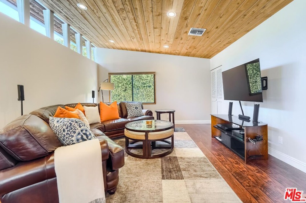 407 Skyewiay Rd, Los Angeles CA  90049-2844 exterior