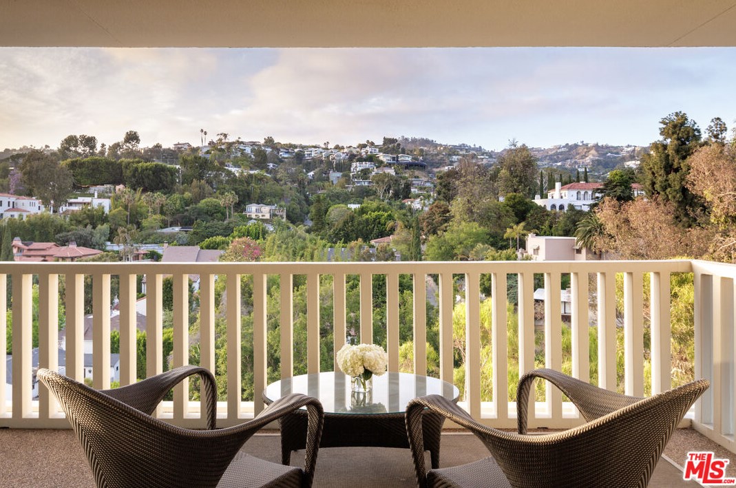 9255 Doheny Rd, Los Angeles CA  90069-3200 exterior