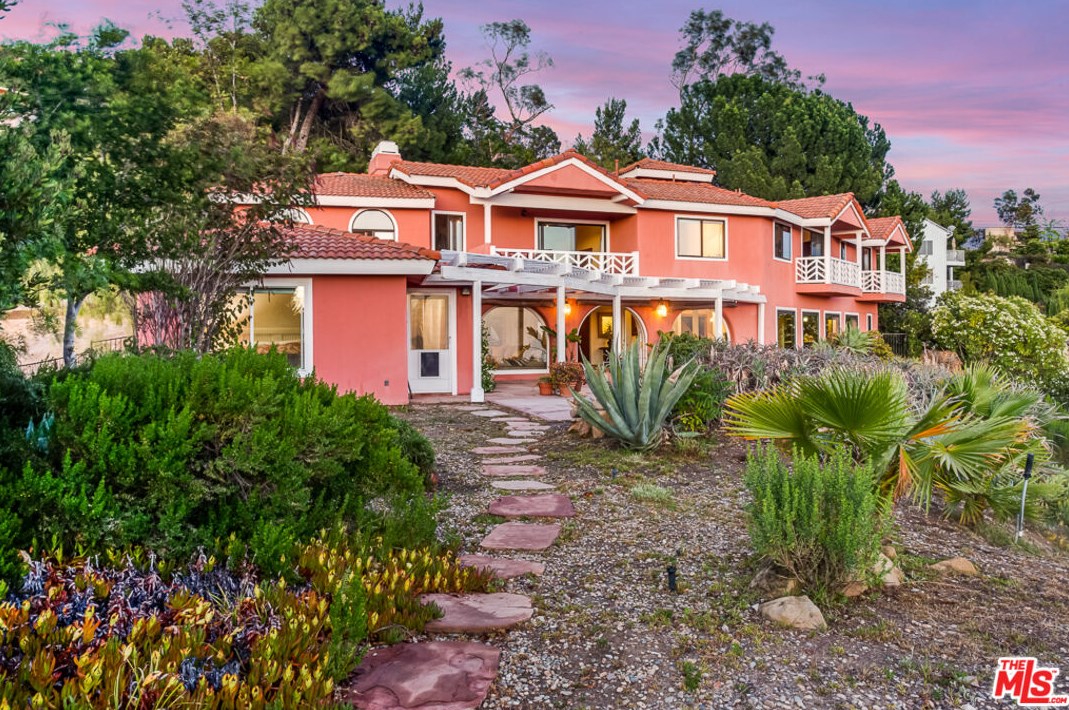 135 Loma Metisse Rd, Malibu, CA 90265-3087