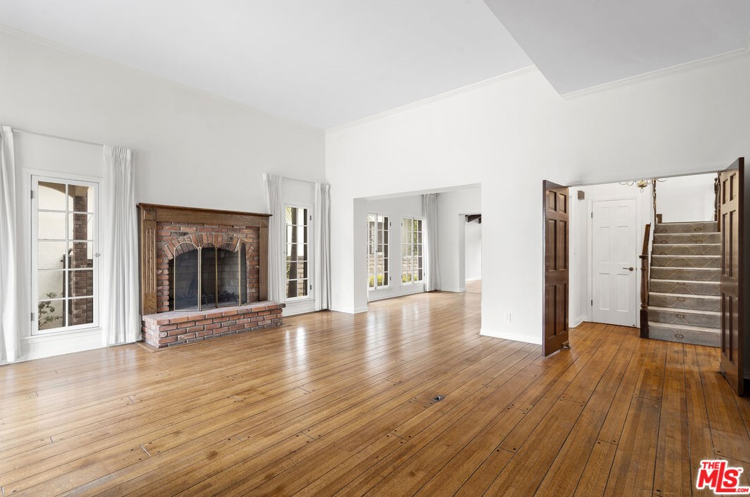 212 N Elm Dr, Beverly Hills, CA 90210