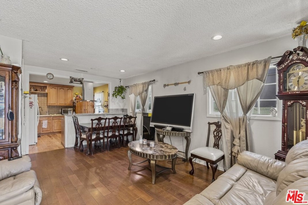 1241 74th St, Los Angeles, CA 90001-2407
