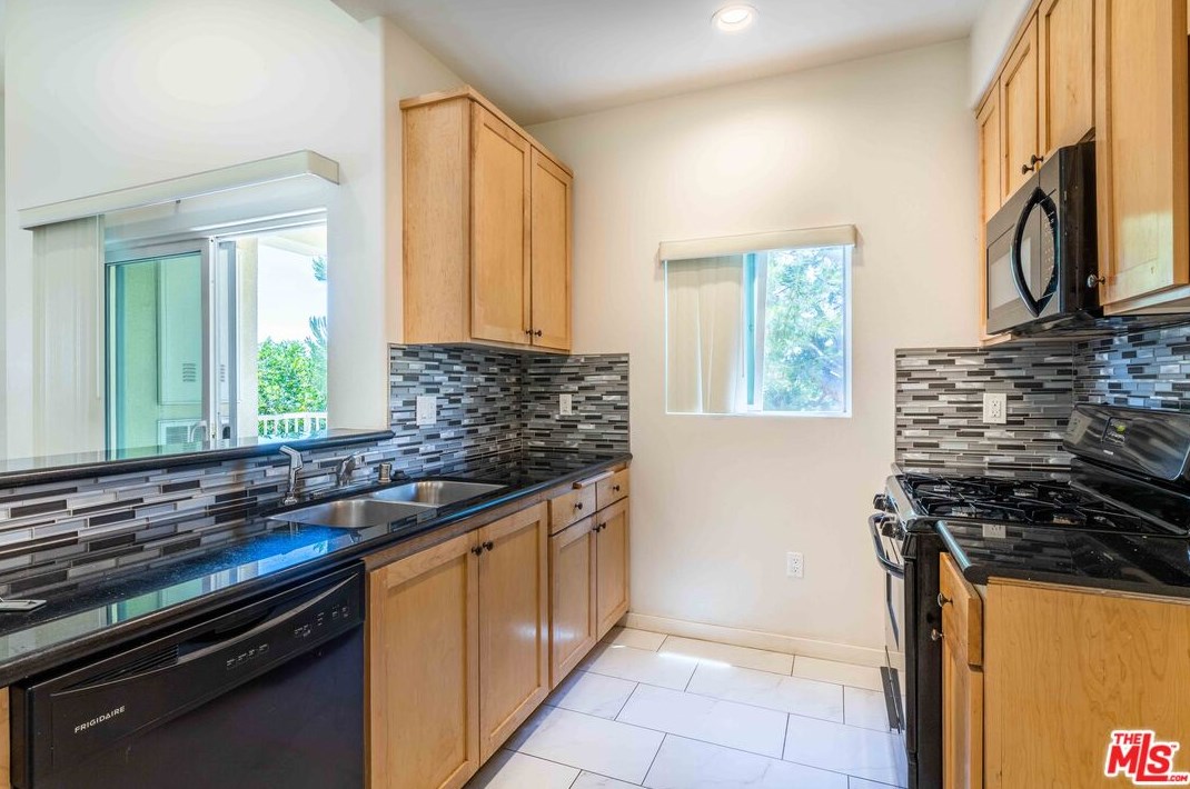 12132 Hart St #304, North Hollywood, CA 91605