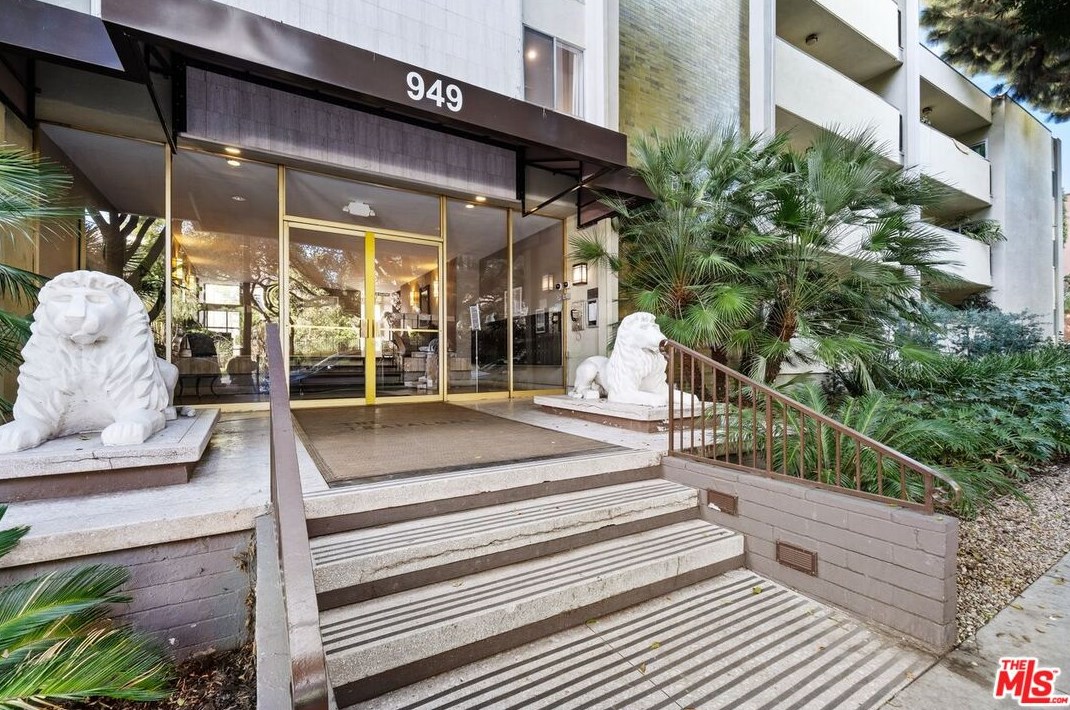 949 N Kings Rd #301, Los Angeles, CA 90069