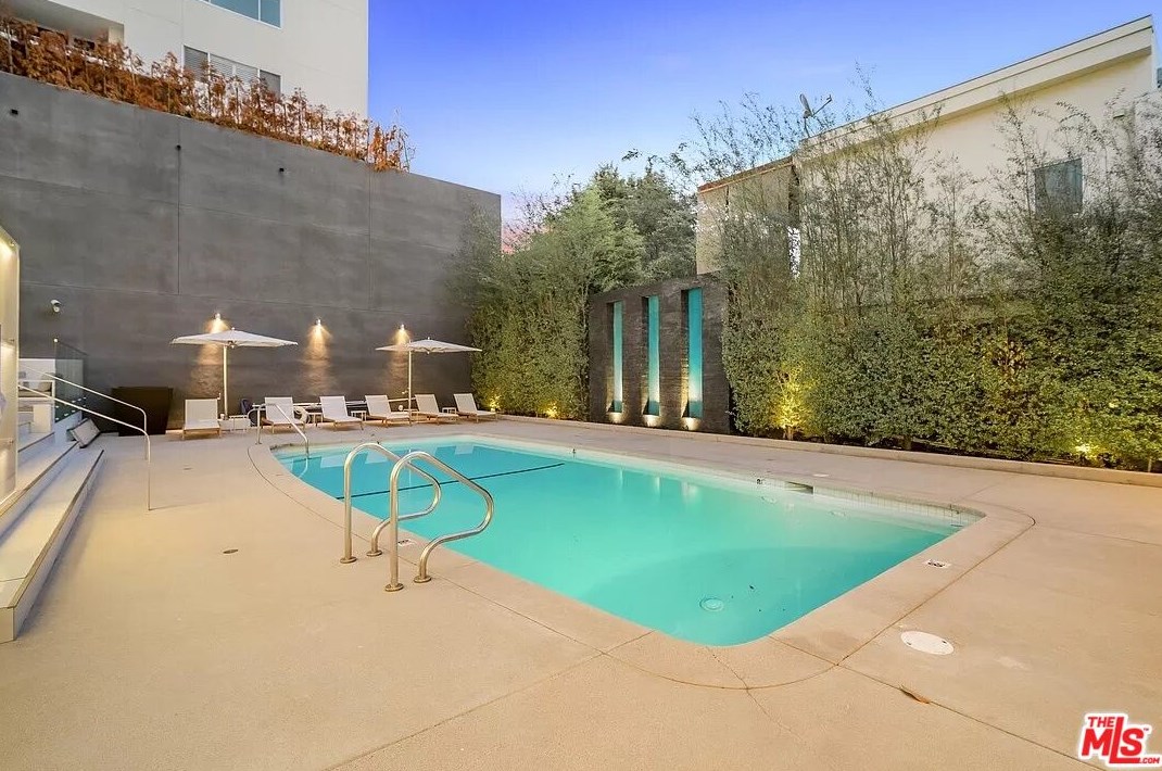 838 Doheny Dr, Los Angeles CA  90069-4853 exterior