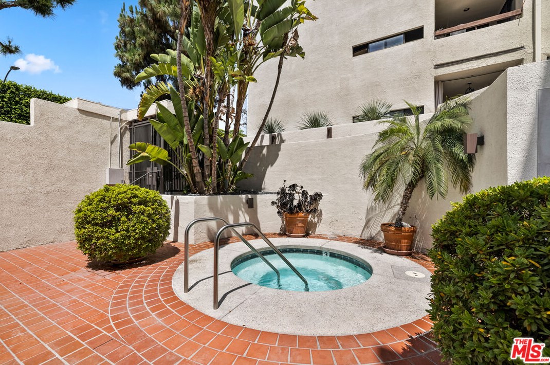 8380 Waring Ave, Los Angeles CA  90069-5446 exterior