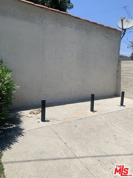 759 83rd St, Los Angeles CA  90044-5811 exterior
