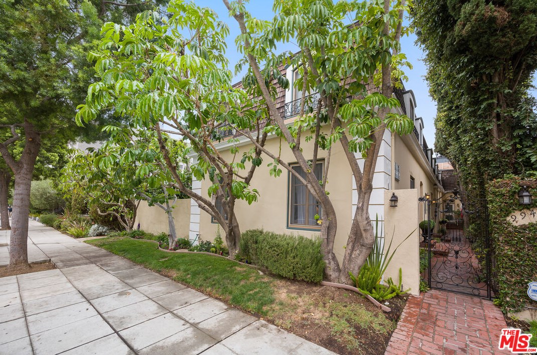 9945 Durant Dr, Beverly Hills, CA 90212-1602