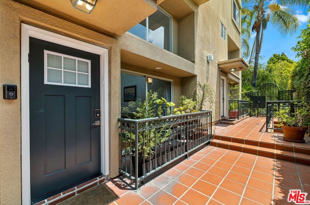 805 Alta Vista Blvd, Los Angeles, CA 90046-7671