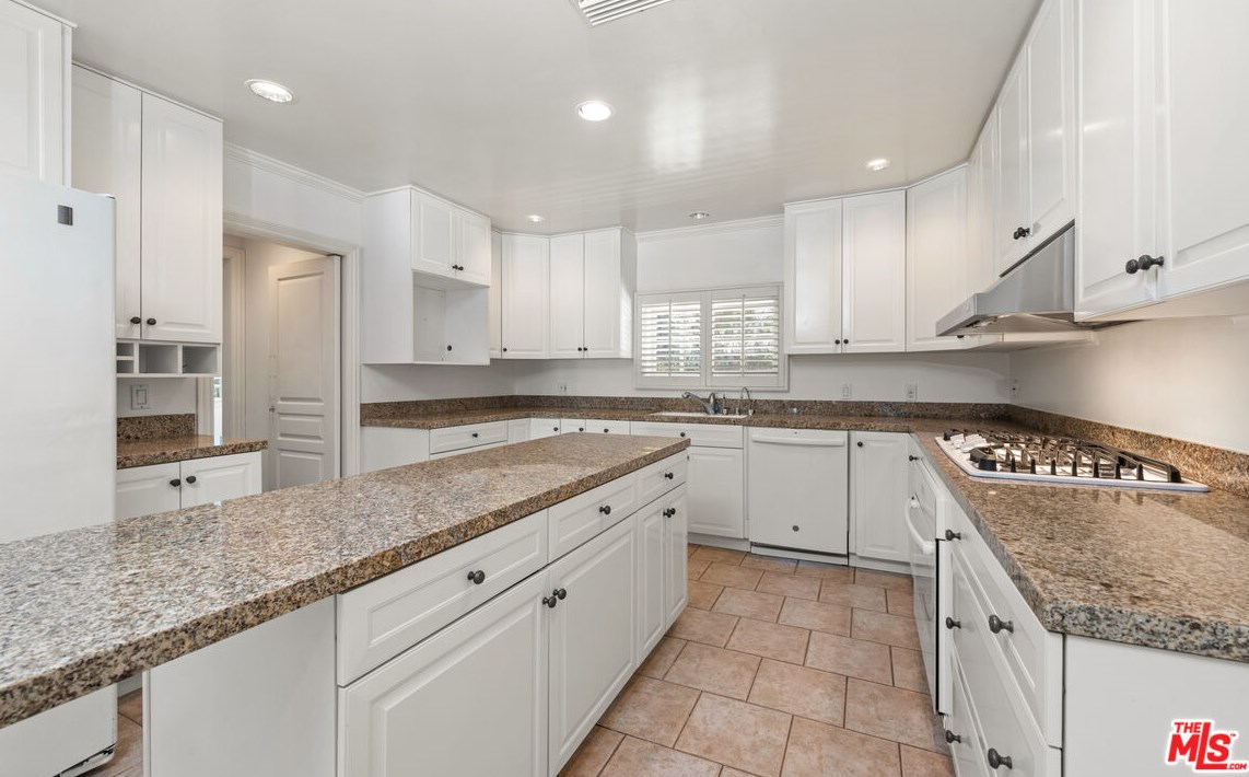 1600 Rising Glen Rd, Los Angeles CA  90069-1228 exterior