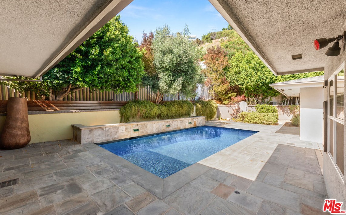 1600 Rising Glen Rd, Los Angeles CA  90069-1228 exterior