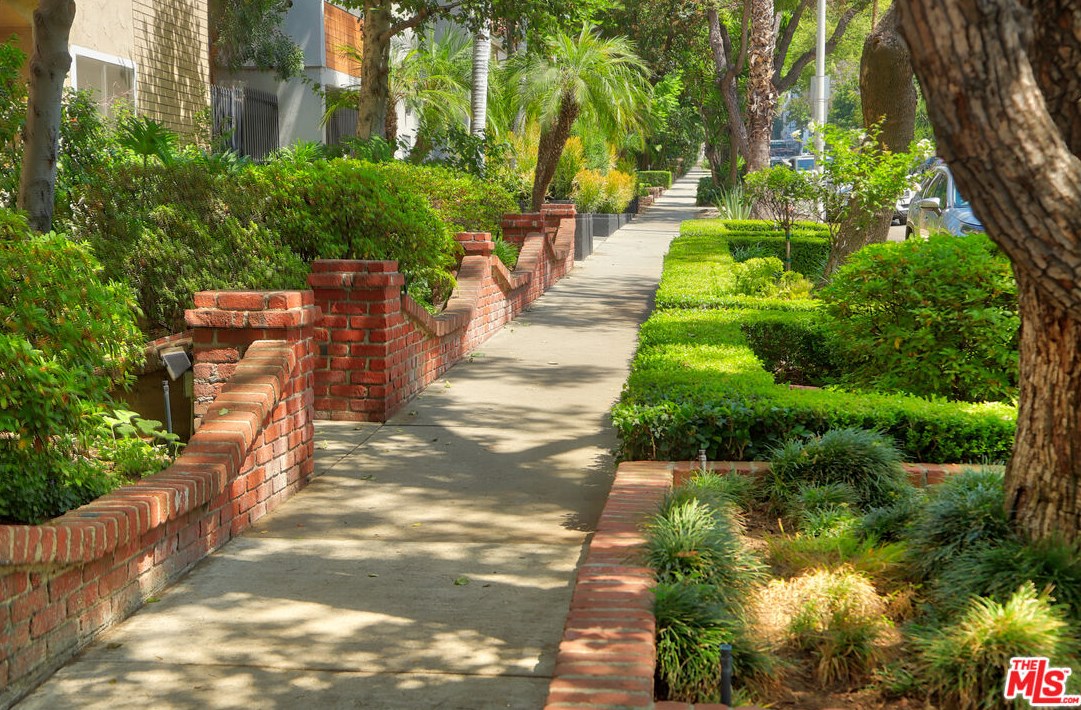 1203 Sweetzer Ave, Los Angeles CA  90069-3045 exterior