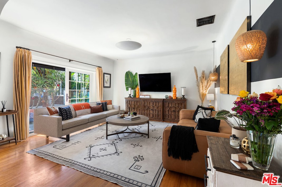 346 Westbourne Dr, Los Angeles CA  90048-1910 exterior