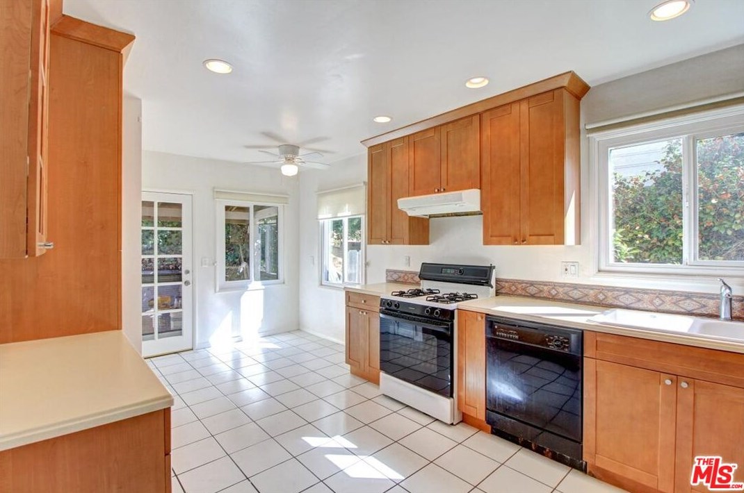 3740 Mullen Pl, Los Angeles CA  90043-1721 exterior