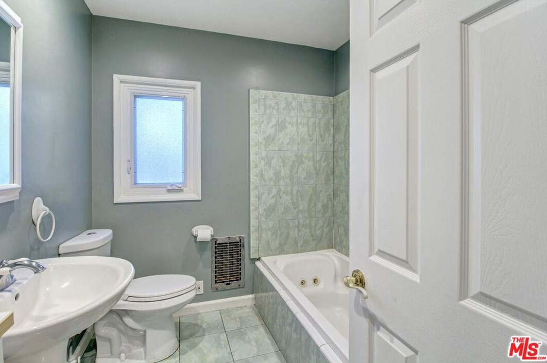 3740 Mullen Pl, Los Angeles CA  90043-1721 exterior