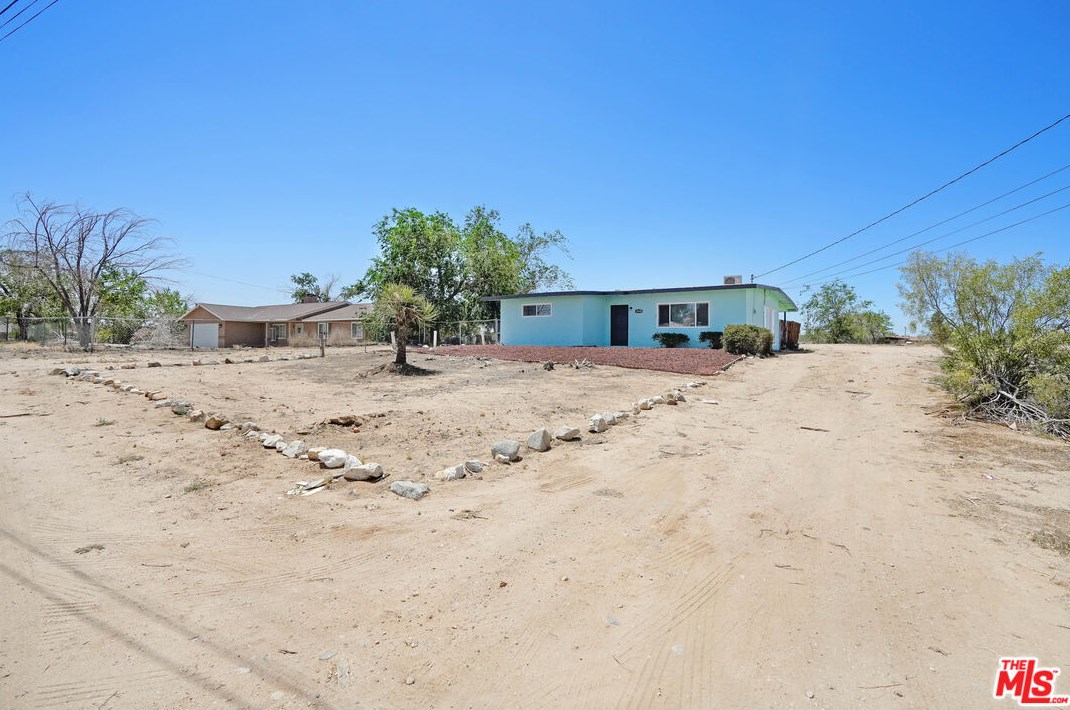 16845 Manzanita St, Hesperia CA  92345-1832 exterior