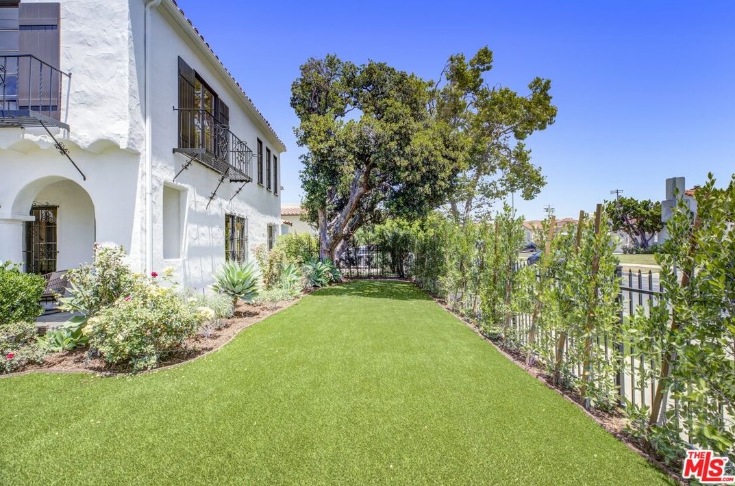 401 Detroit St, Los Angeles CA  90036-3622 exterior