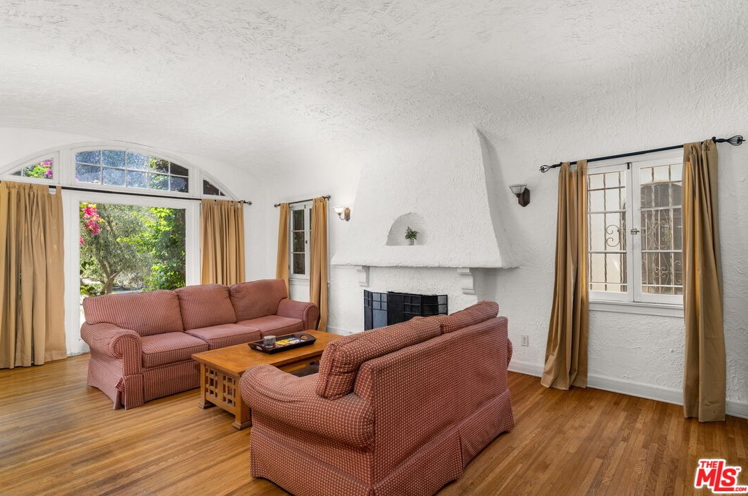 658 Citrus Ave, Los Angeles, CA 90036-3535
