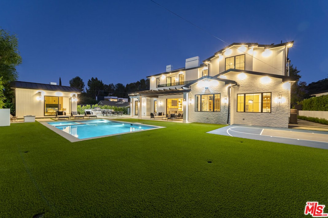 16739 Octavia Pl, Van Nuys, CA 91436