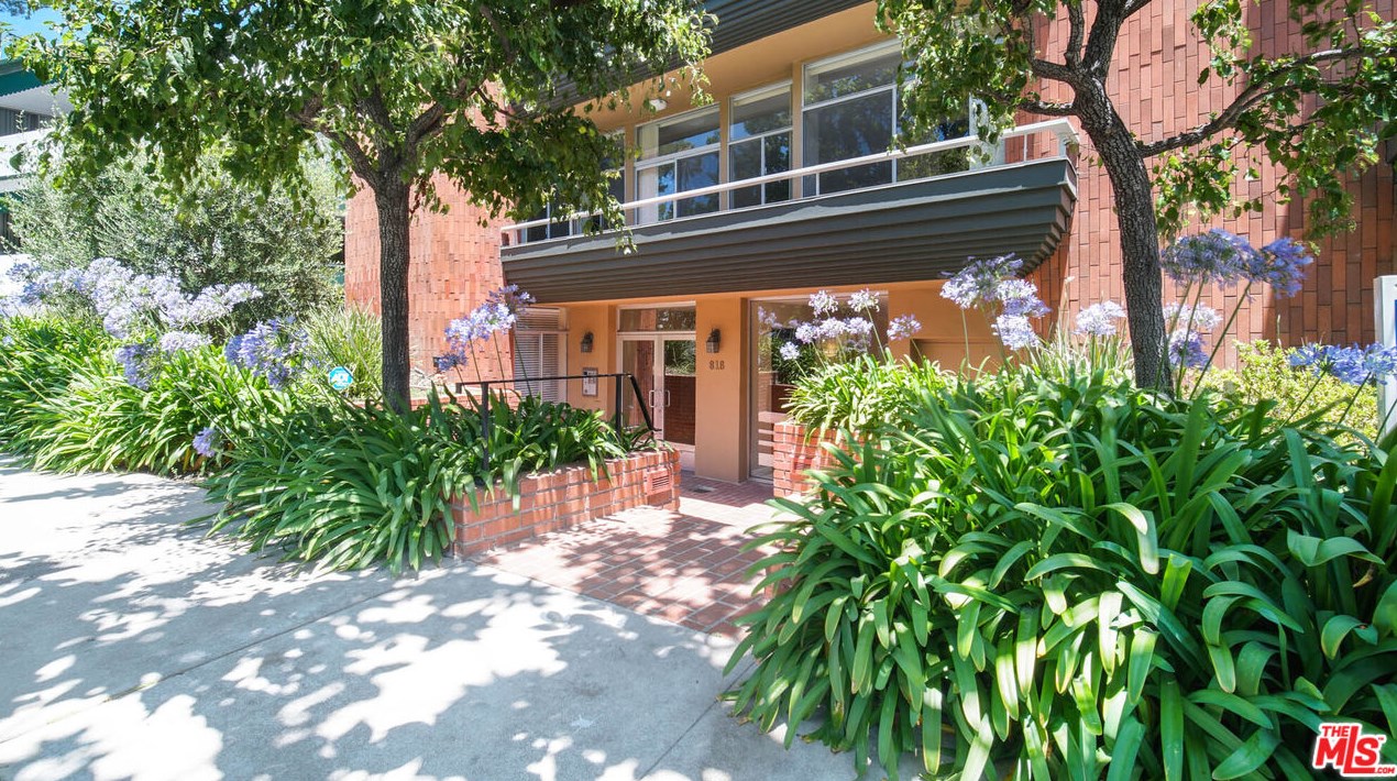 818 S Gretna Green Way #105, Los Angeles, CA 90049