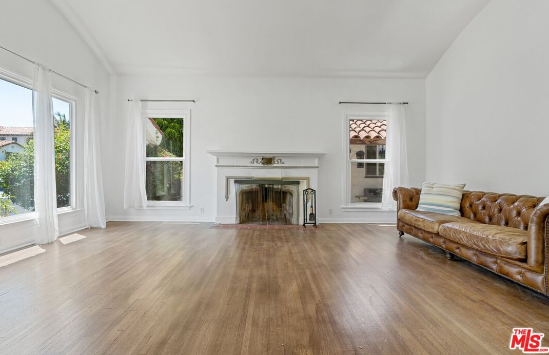 337 La Jolla Ave, Los Angeles CA  90048-2230 exterior